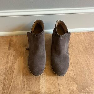 LUCKY Brand Women US 8.5 taupe tan suede ankle bootie